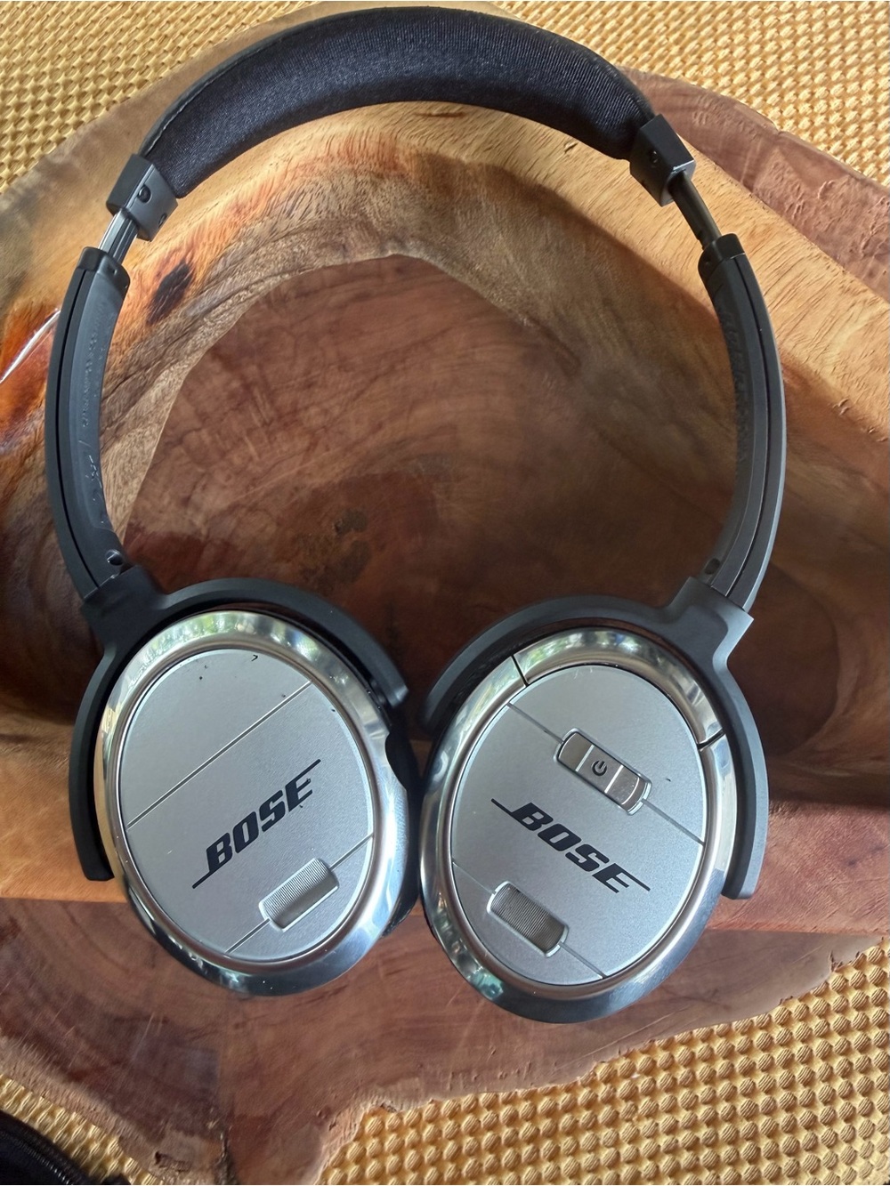 Bose Wired Silver and Black Over-Ear Headphones with Case - Picture 2 of 5
